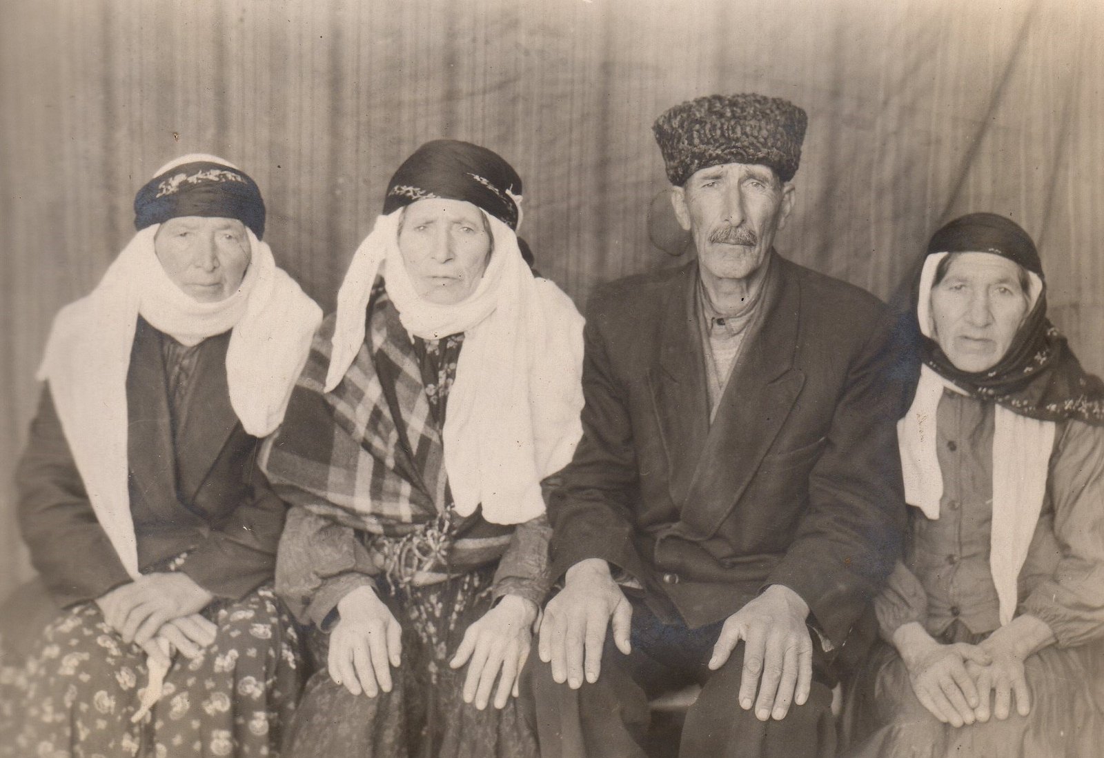 Aşıq Ələsgərin övladları; Gülnisə (1871), Bəsti (1875), Talıb (1877), Zümrüd (1881). 1957-ci il